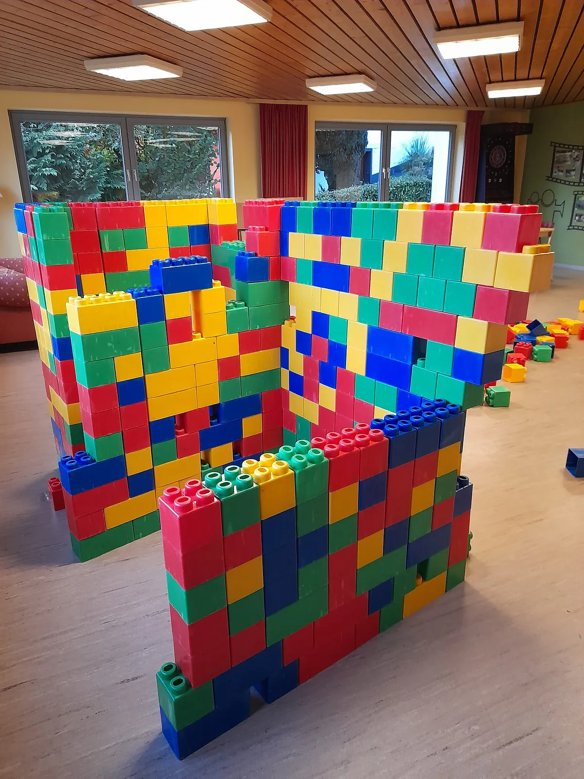 Bild: Bauen mit Riesenlegos
